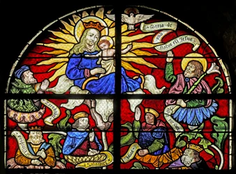 Vetrata raffigurante la Vergine Maria in cima all